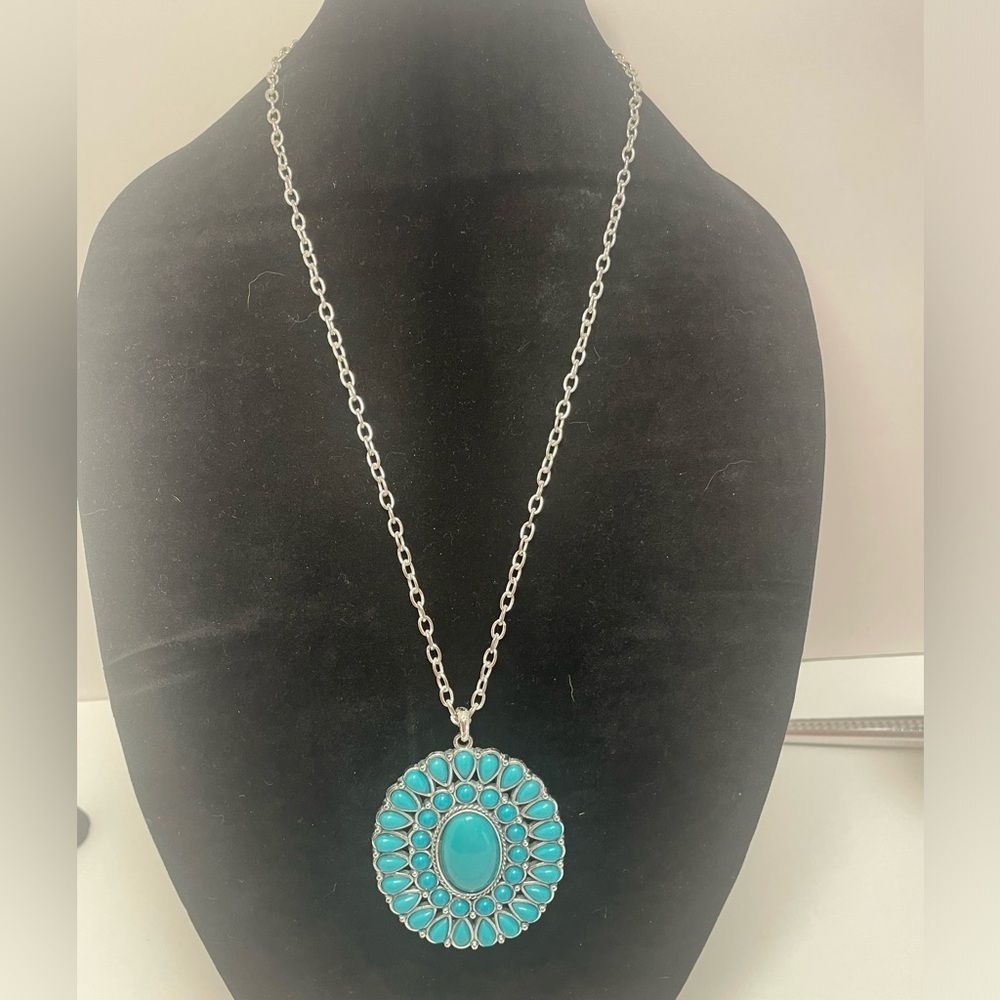 Large Navajo Style faux turquoise medallion necklace - Picture 2 of 4